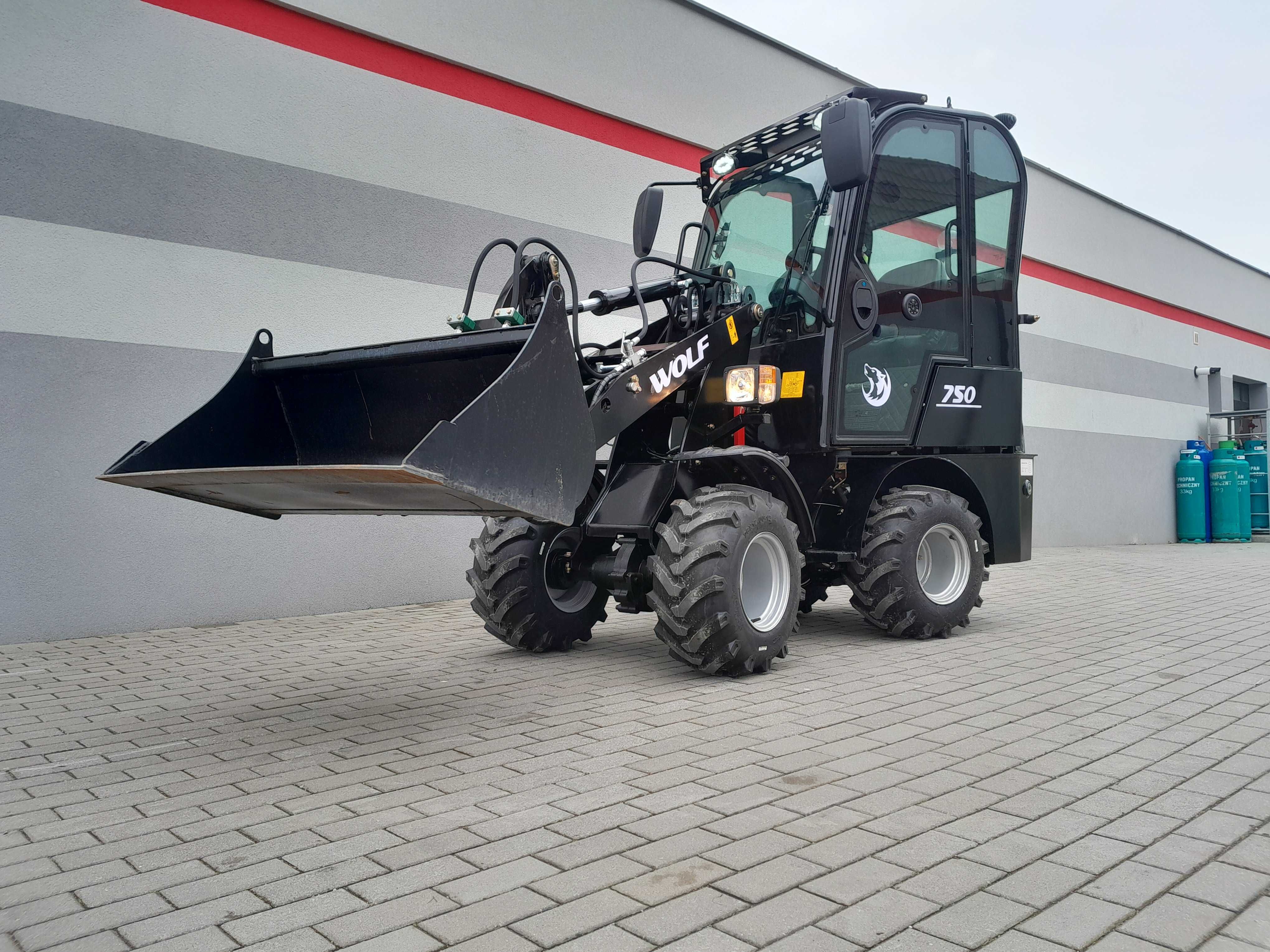 Ładowarka przegubowa WOLF MINI 750 [Silnik PERKINS] z kabiną 2025
