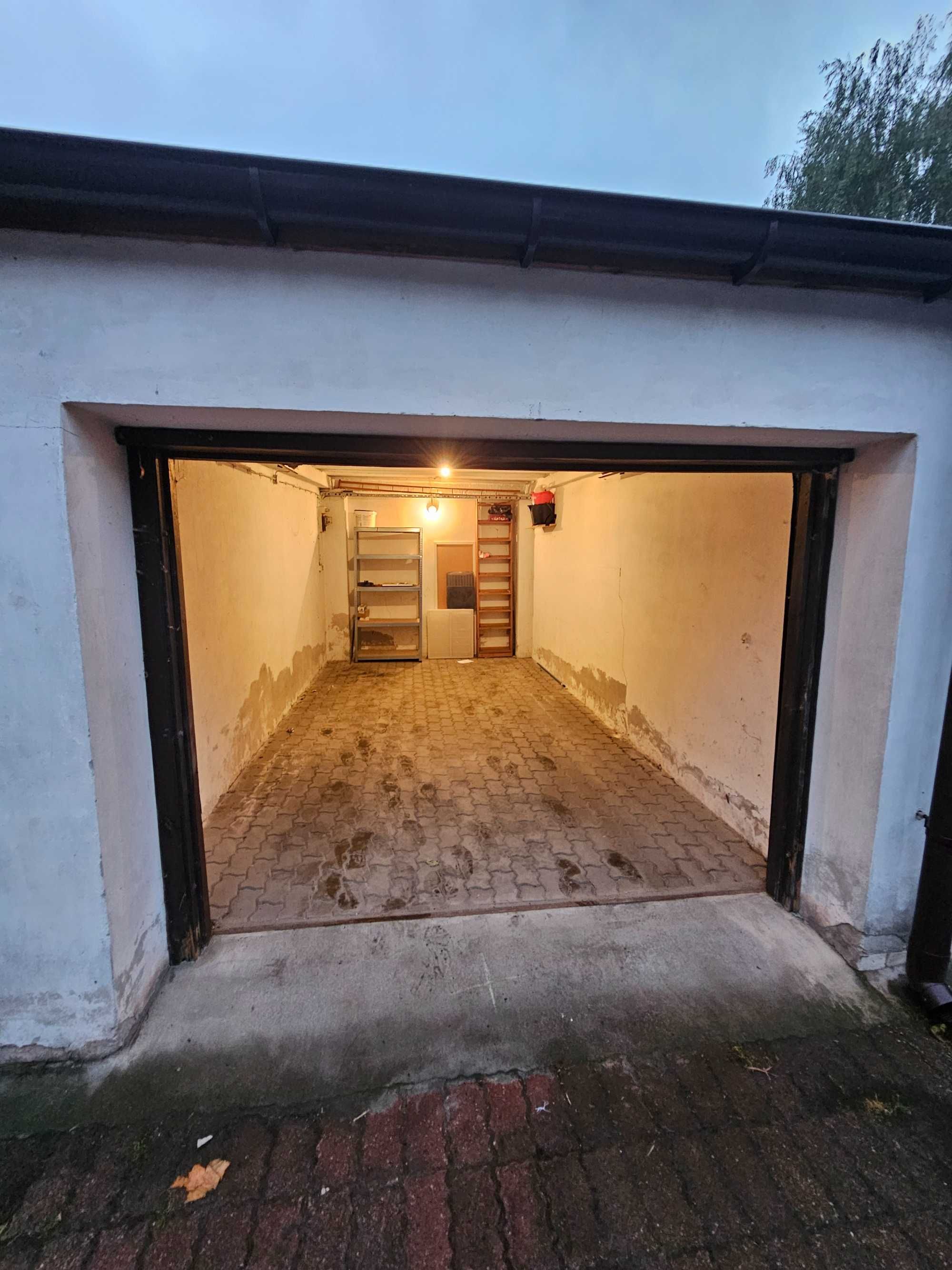 Garaż 14 m² – Modzelewskiego 12, Mokotów – z prądem i dostępem 24/7