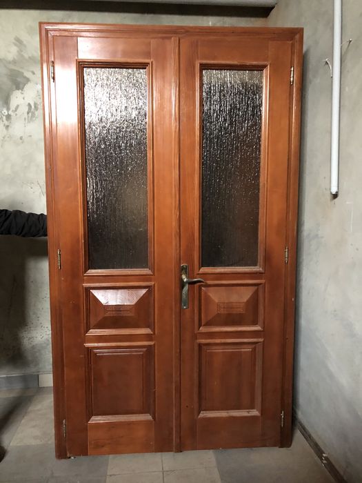 Двери междукомнатные , два комплекта , коричневые и белые