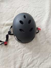 Kask firmy firefly.