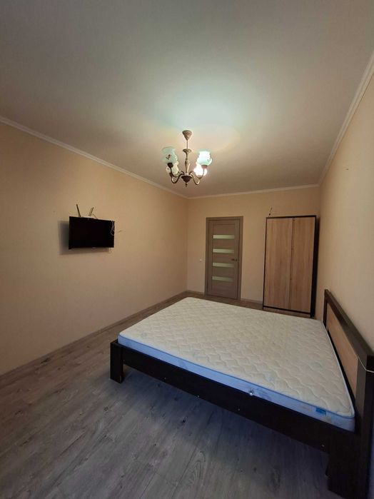 Оренда однокімнатної квартири з гардеробною вул.Дорошенка,22Б(парк)