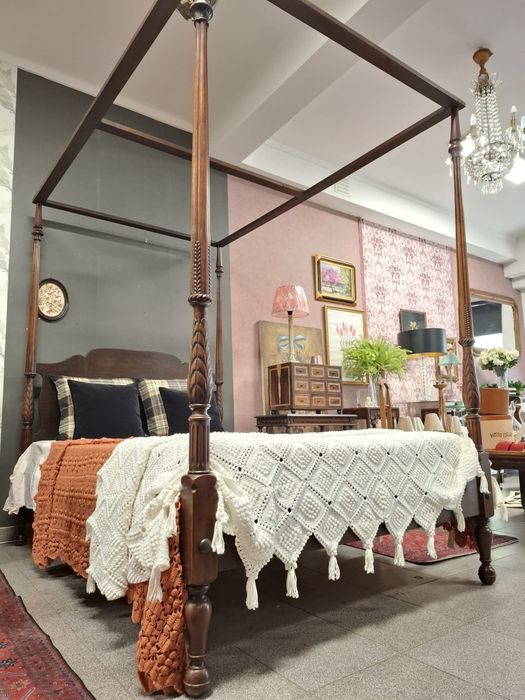 Cama de dossel em madeira maciça - estilo clássico.