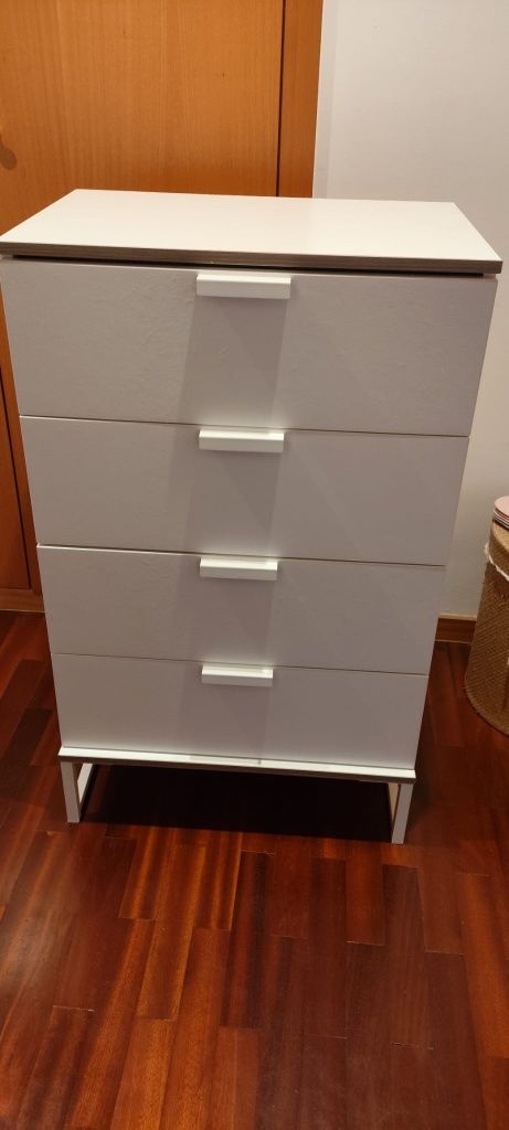 Cómoda IKEA 4 gavetas