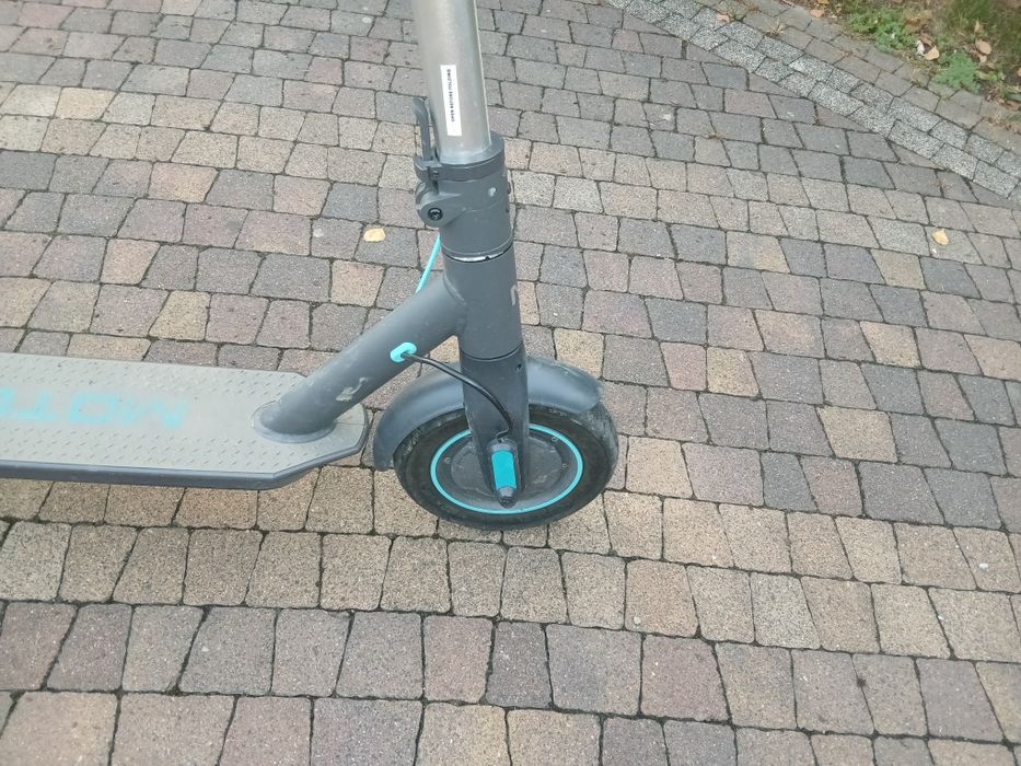 Hulajnoga elektryczna Motus Scooty lite 10 gen 5 oraz ładowarka