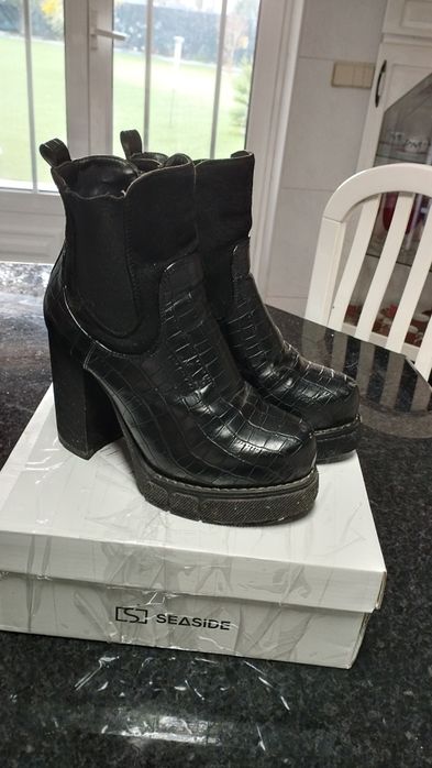 Botas tam 36. Pretas com tacão