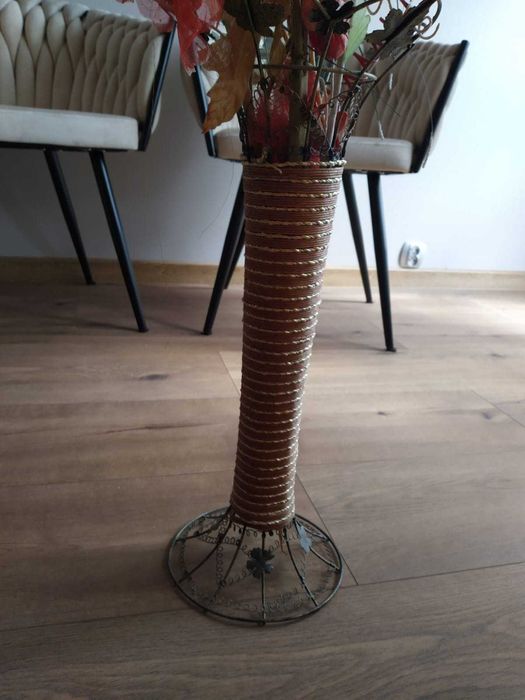 wazon ze sztucznymi kwiatami