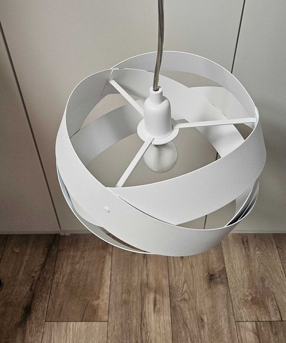 Lampa wisząca w kolorze białym, z metalu
