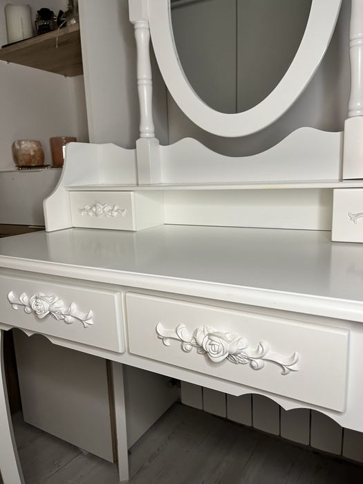 toaletka styl coquette do makijażu ozdobna z lustrem