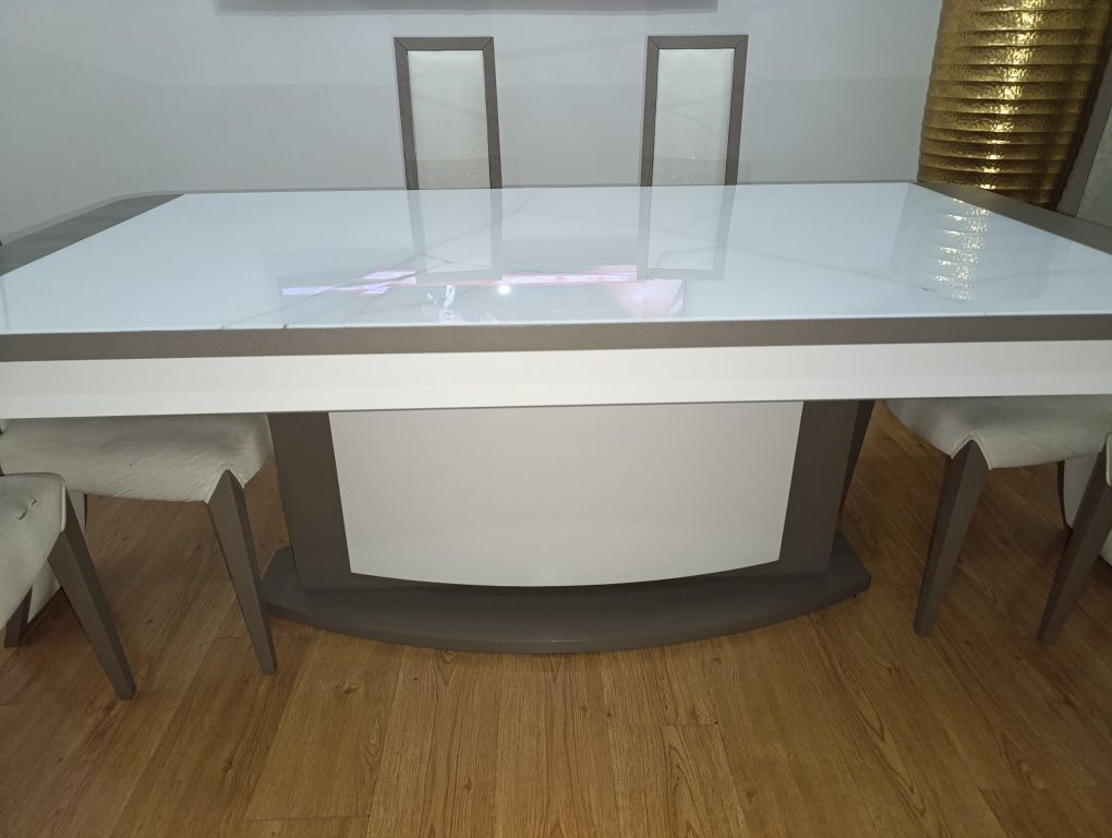 Mesa de sala extensível sem cadeiras