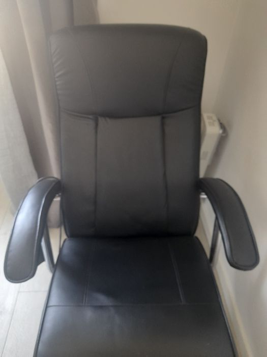Chaise longue em pele preta