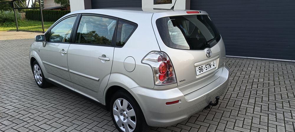 Sprzedam bardzo ładną Toyotę Corollę Verso mały przebieg tylko 133 tys