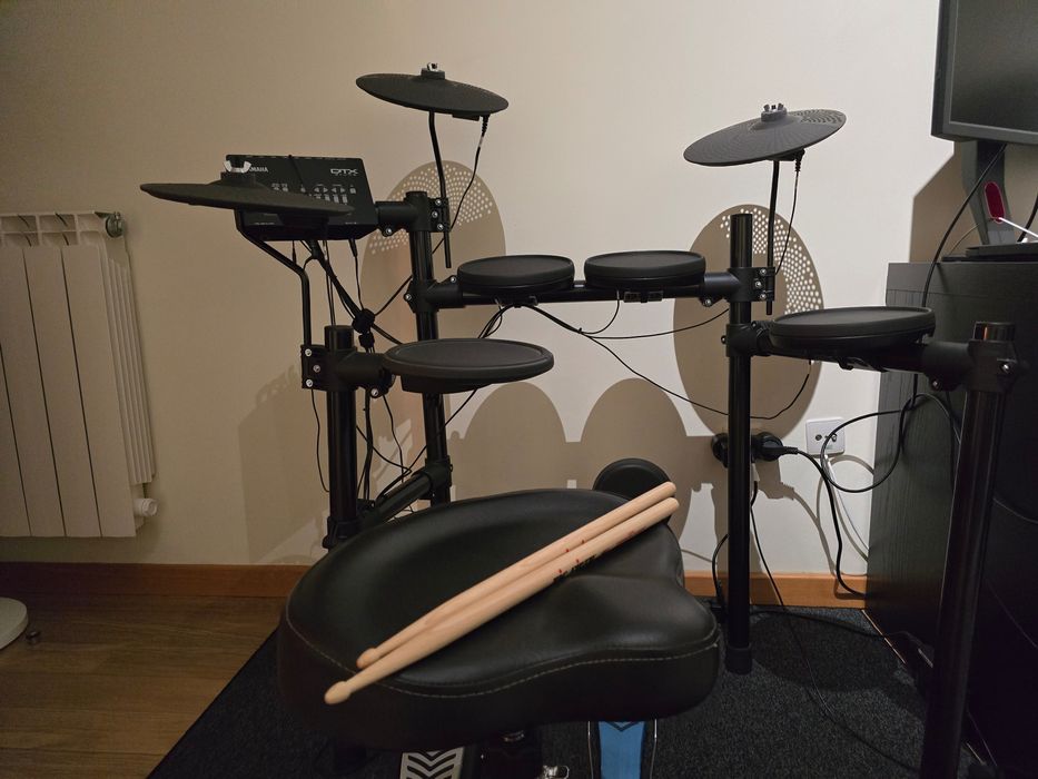 Bateria Electrónica Yamaha DTX-452K + tapete e assento
