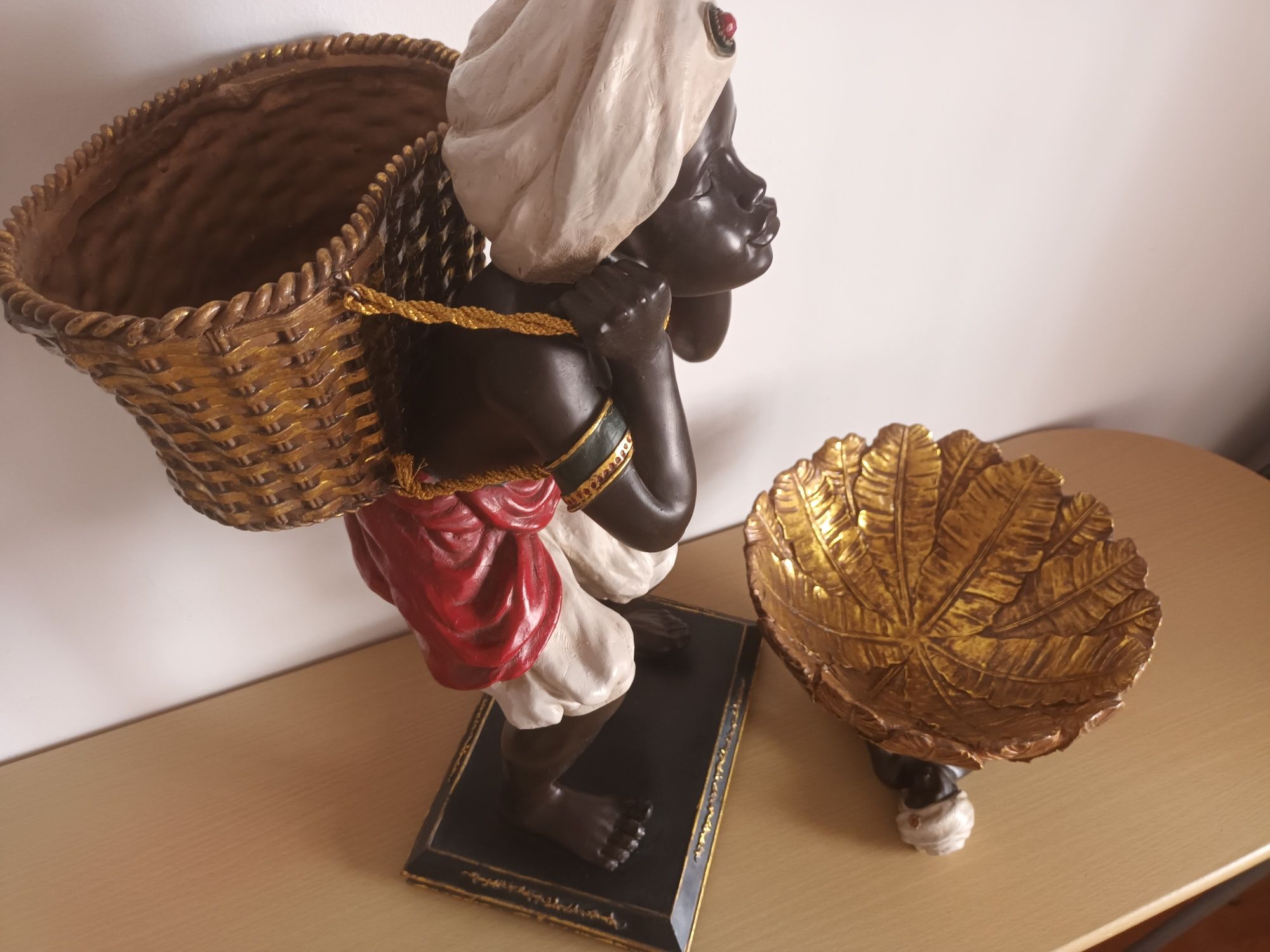 Estátua Plantador e Taça - "Days of the Raj"