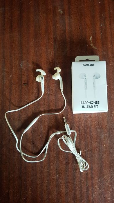 Наушники вакуумные Samsung Fit .