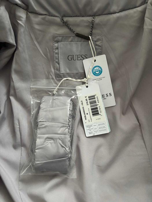 Жіноча зимова куртка GUESS (розмір М)