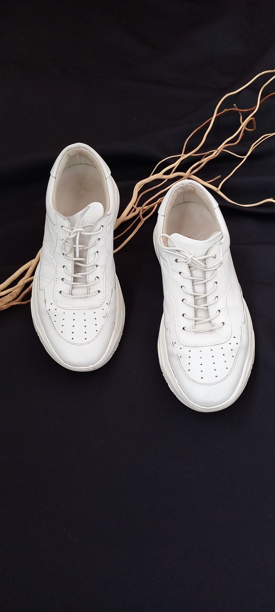 Білі шкіряні кросівки белые кожаные кроссовки