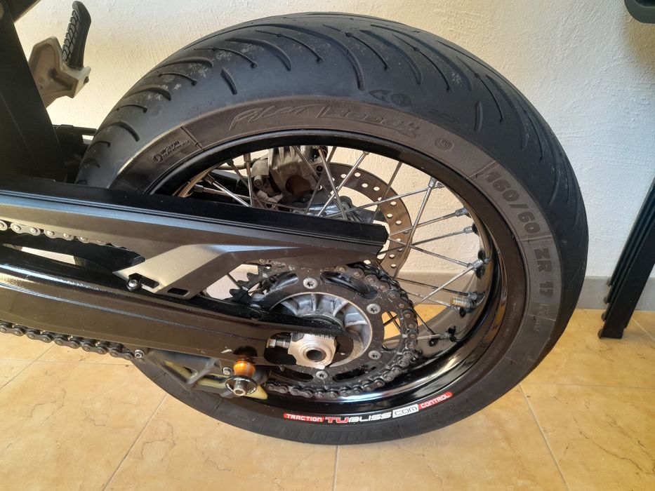Ktm 690cc super moto (para track day )
