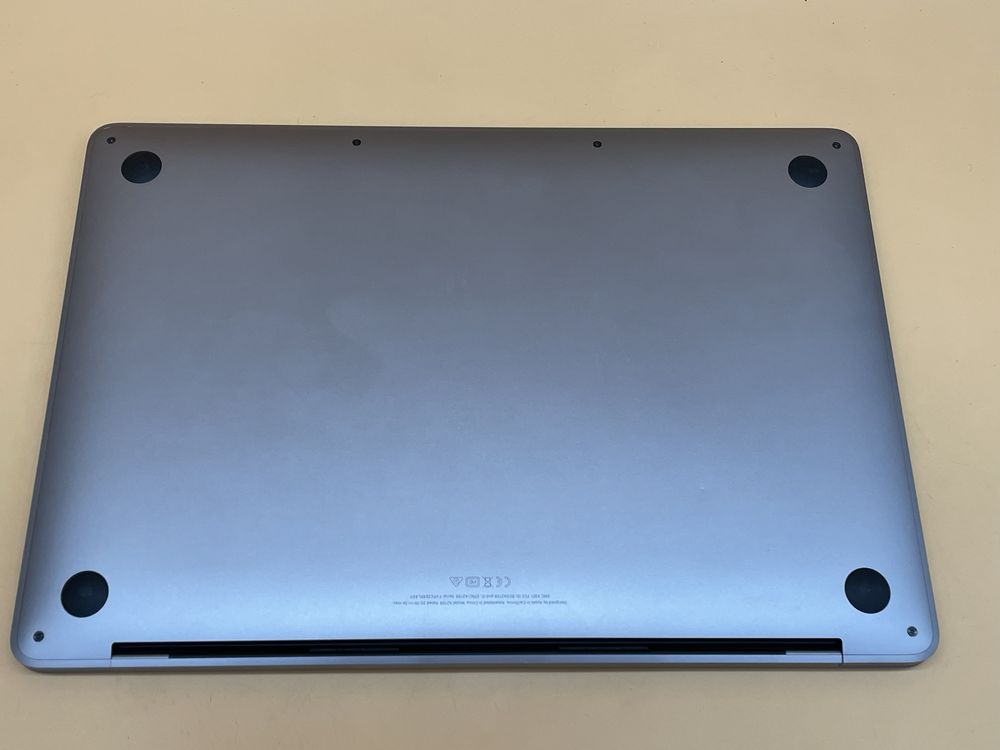 Macbook pro 13.3 2019 i5 256  ssd 8gb оперативки ідеал