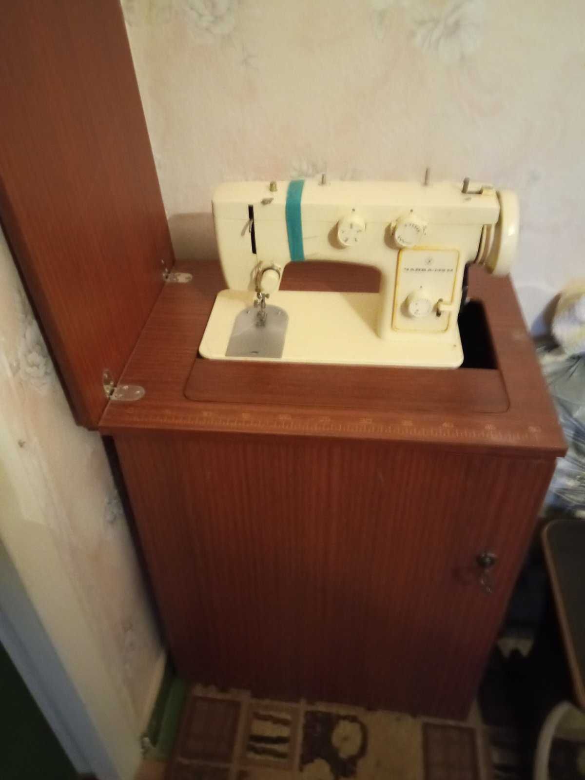 Швейная машинка с электроприводом Чайка 142 М