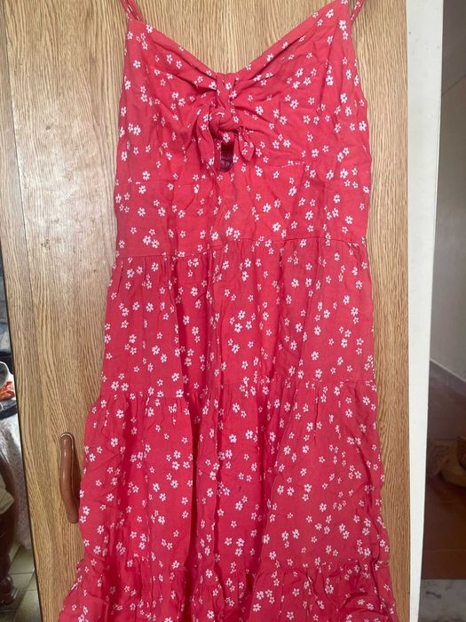 Roupa. Vestido cor coral.