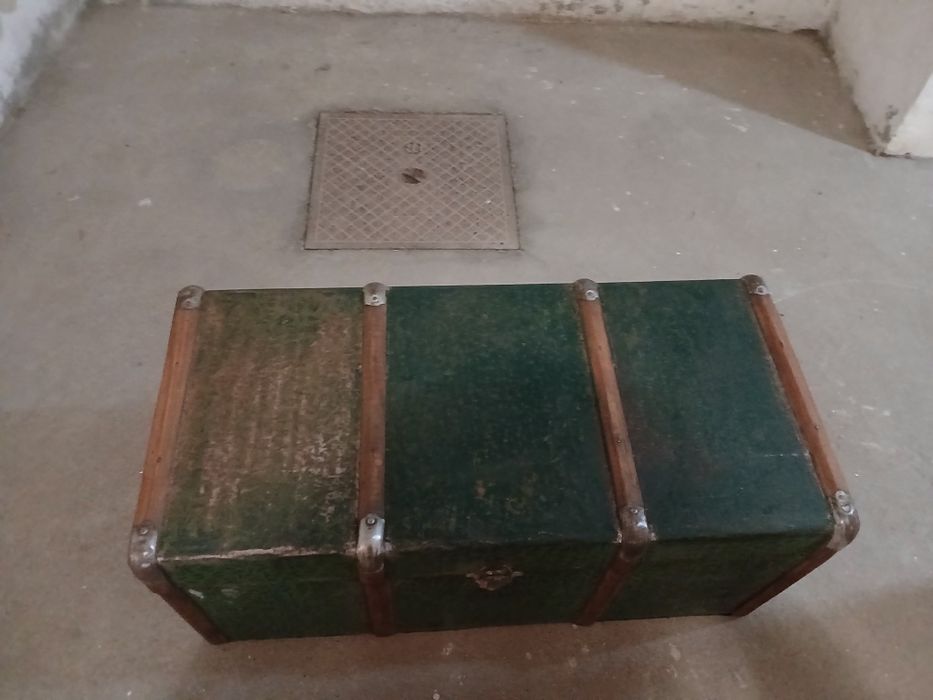 Arca bau antigo em madeira revestida em chapa