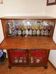 Móvel com Vitrine antigo forrado a veludo vermelho