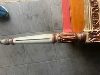 Mesa de apoio ornamentada