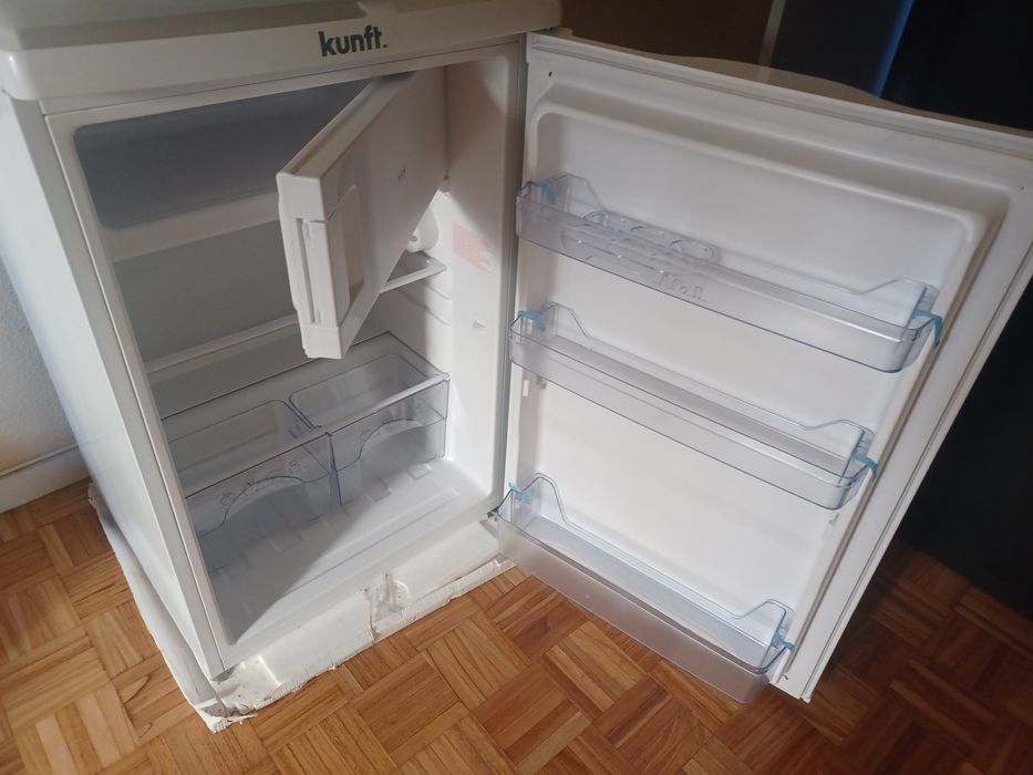 Vendo frigorífico pequeno em bom estado praticamente novo sem marcas.