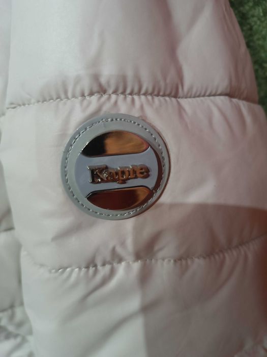 Зимовий приталений пуховик світло сірого кольору