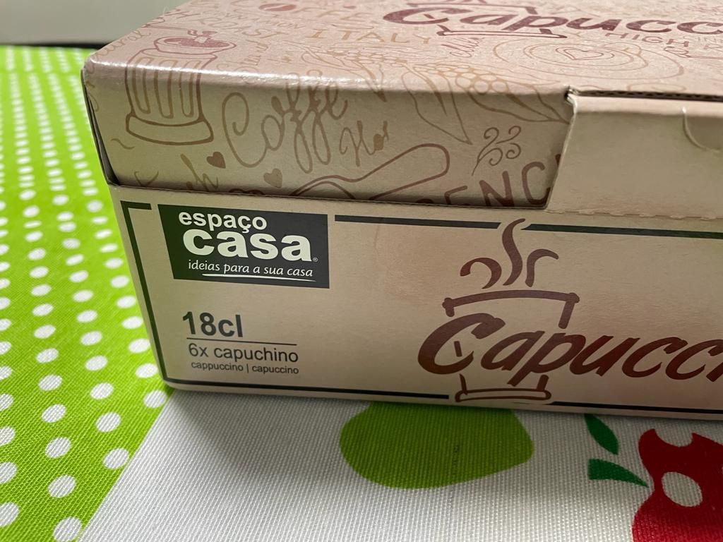 Conjunto chávenas de café e capuccino