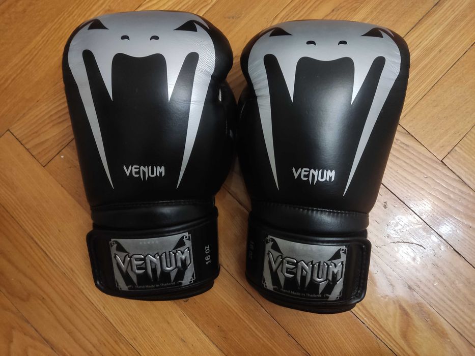 Боксерские перчатки Venum Giant 3.0, 16 унций (б/у)