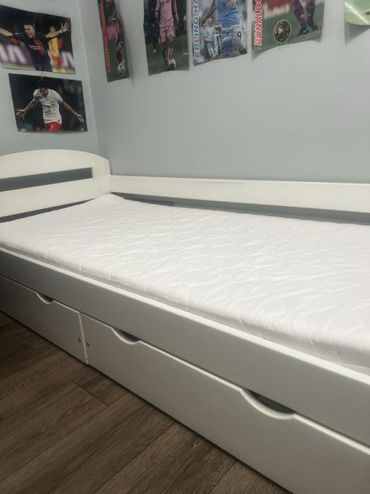 Łóżko drewniane z materacem