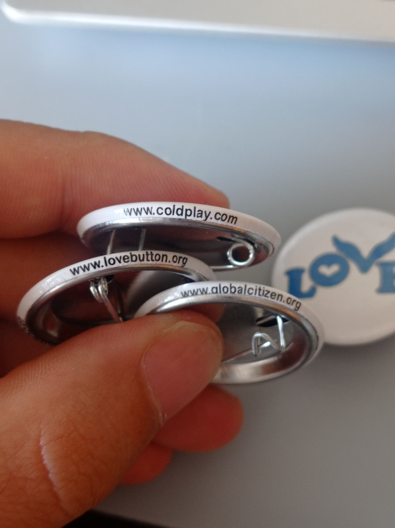 Pins Coldplay oficiais "Love" concerto Coimbra