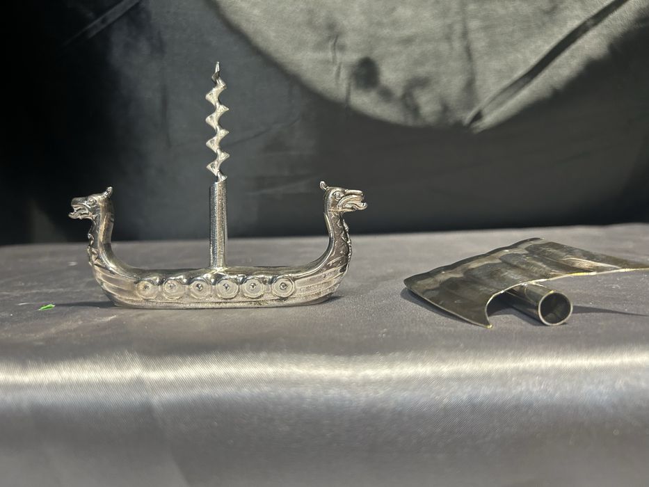 Metalowa łódź wikinga z korkociągiem – praktyczna i dekoracyjna