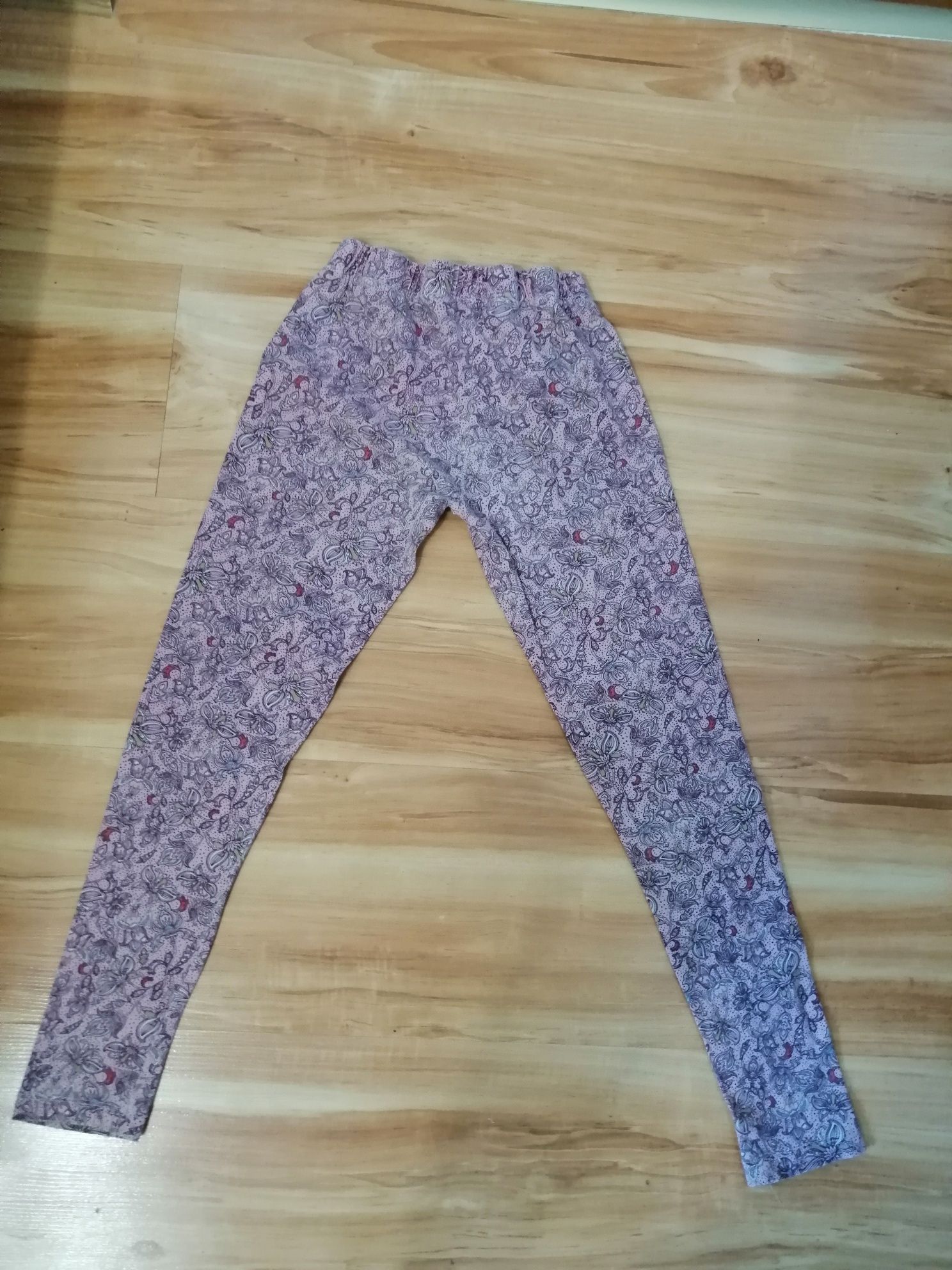 Różowe legginsy we wzory Pepco