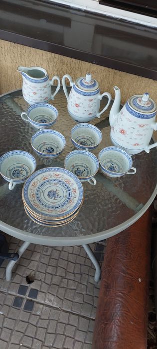 Zestaw filiżanek z porcelany