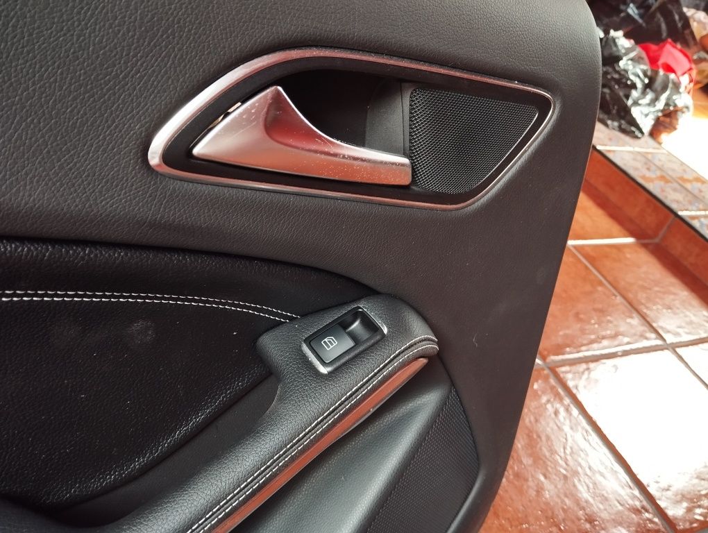 Quartela porta trás esquerda Mercedes GLA
