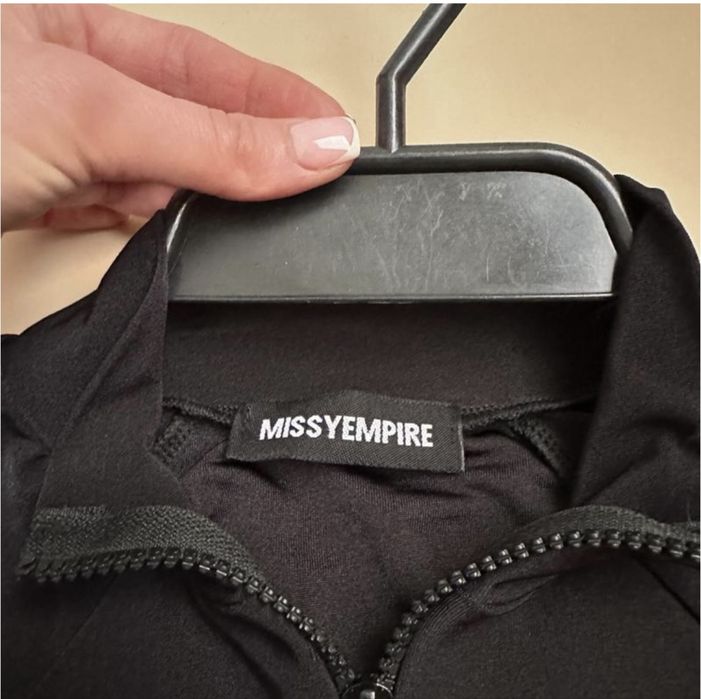 Чорне боді на замку