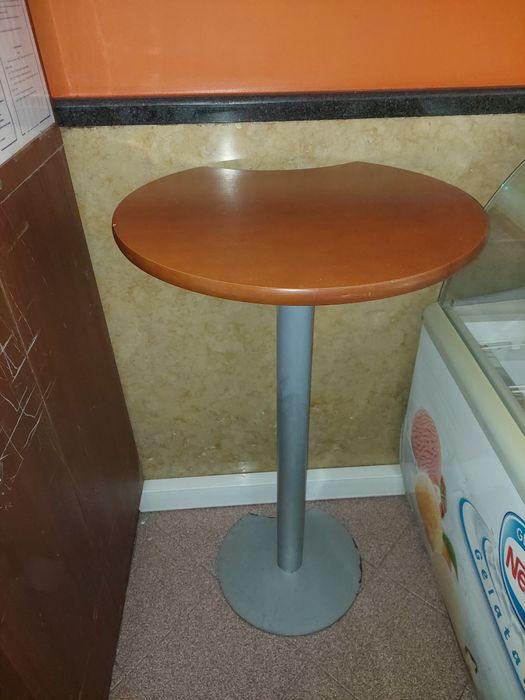 Mesa alta usada em bom estado