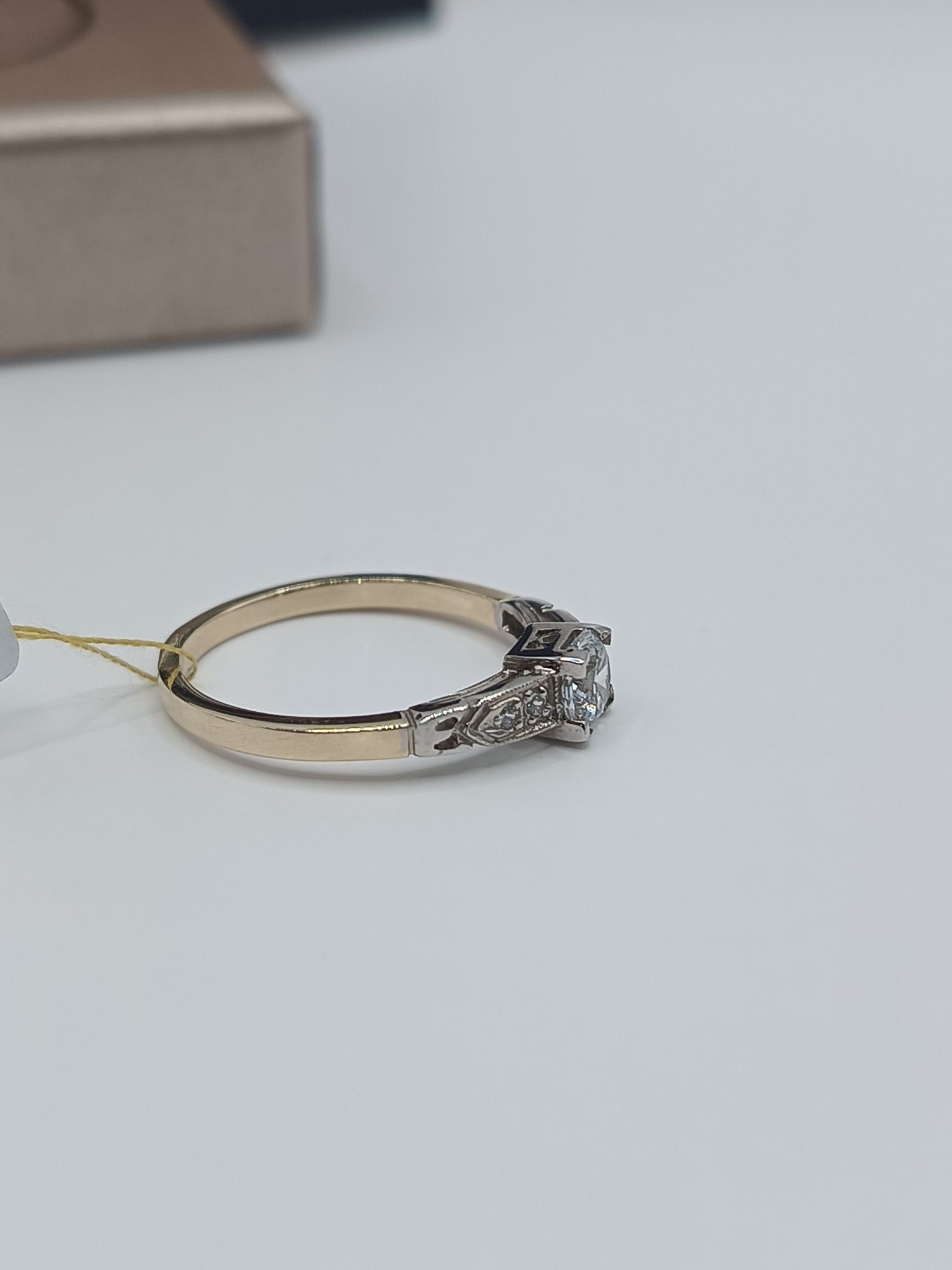 Śliczny złoty pierścionek zaręczynowy bicolor złoto pr 585