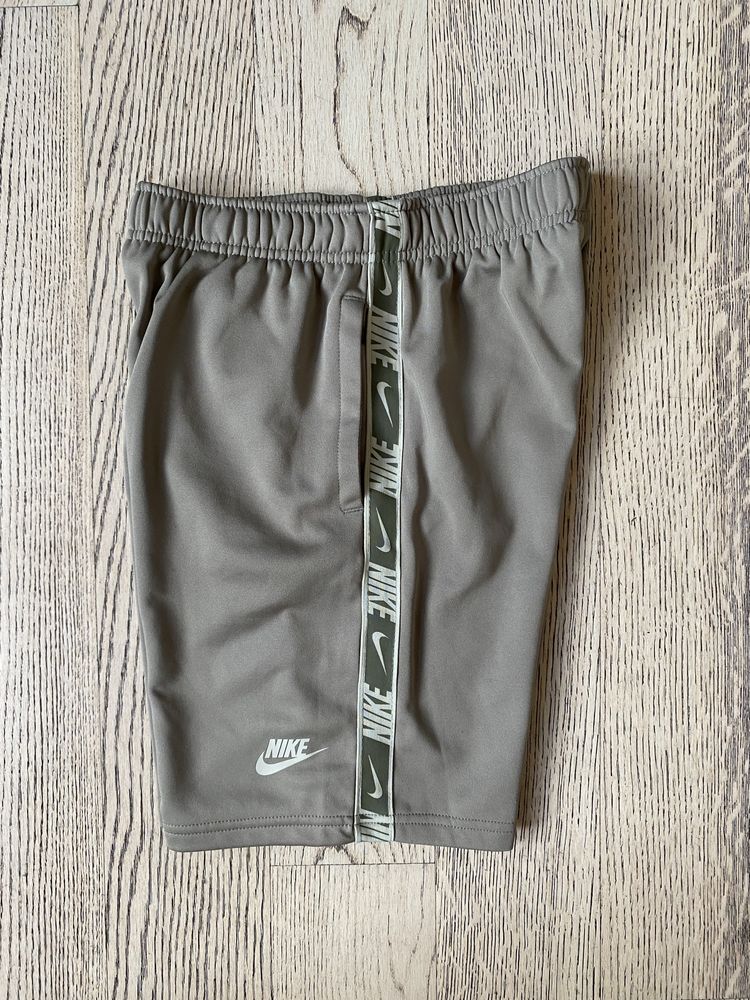шорти з лампасами з нових колекцій Nike Dri-Fit оригінал