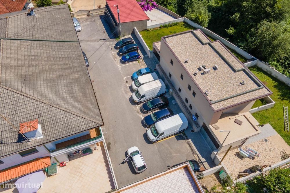 Amplo armazém em Selho S. Cristóvão