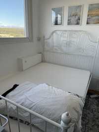 Biała metalowa rama łóżka z materacem