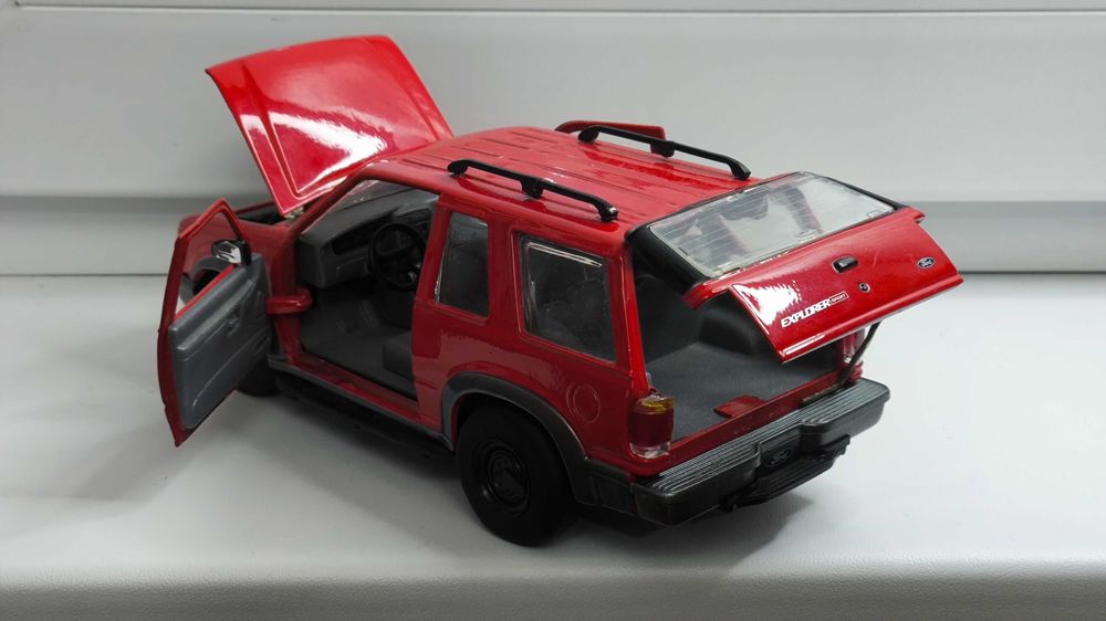 Модель, машинка Ford Explorer sport 1997 1.24 Motormax