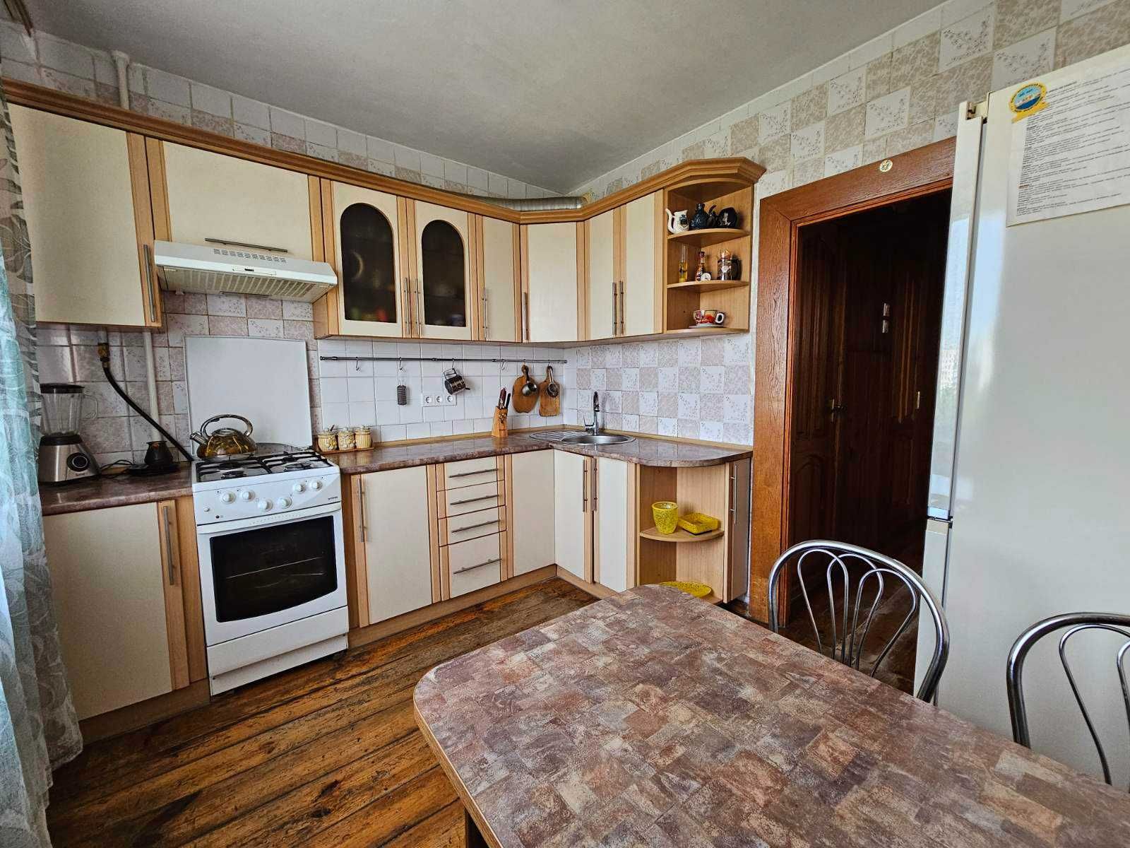 Продається велика 4-кімнатна квартира на Маликова