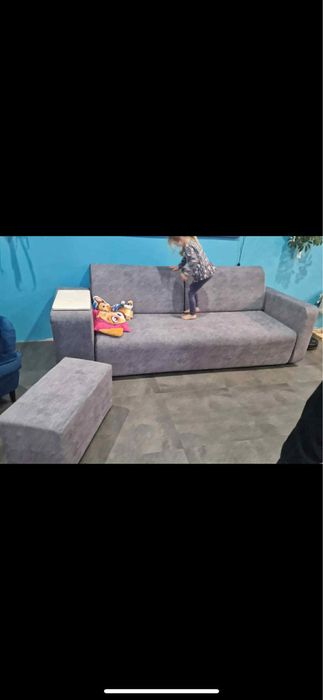 Sofa z pufą półkami i funkcją spania