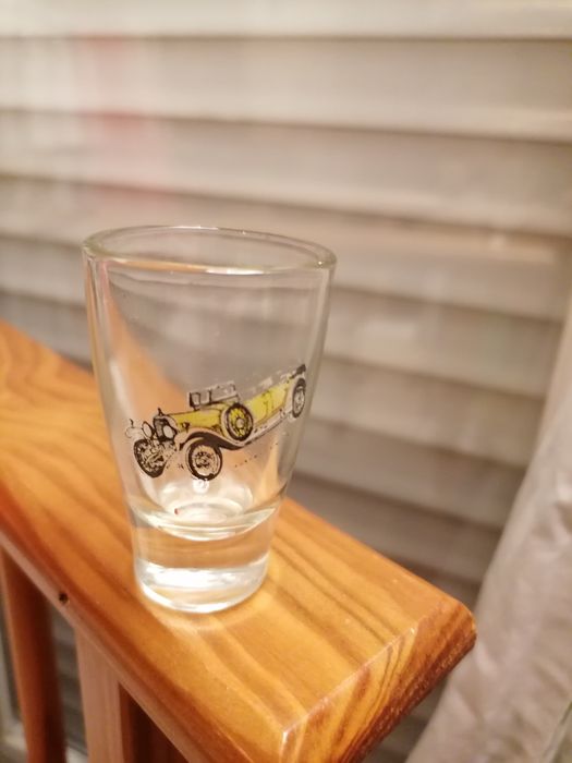 2 copinhos com imagem de carros antigos