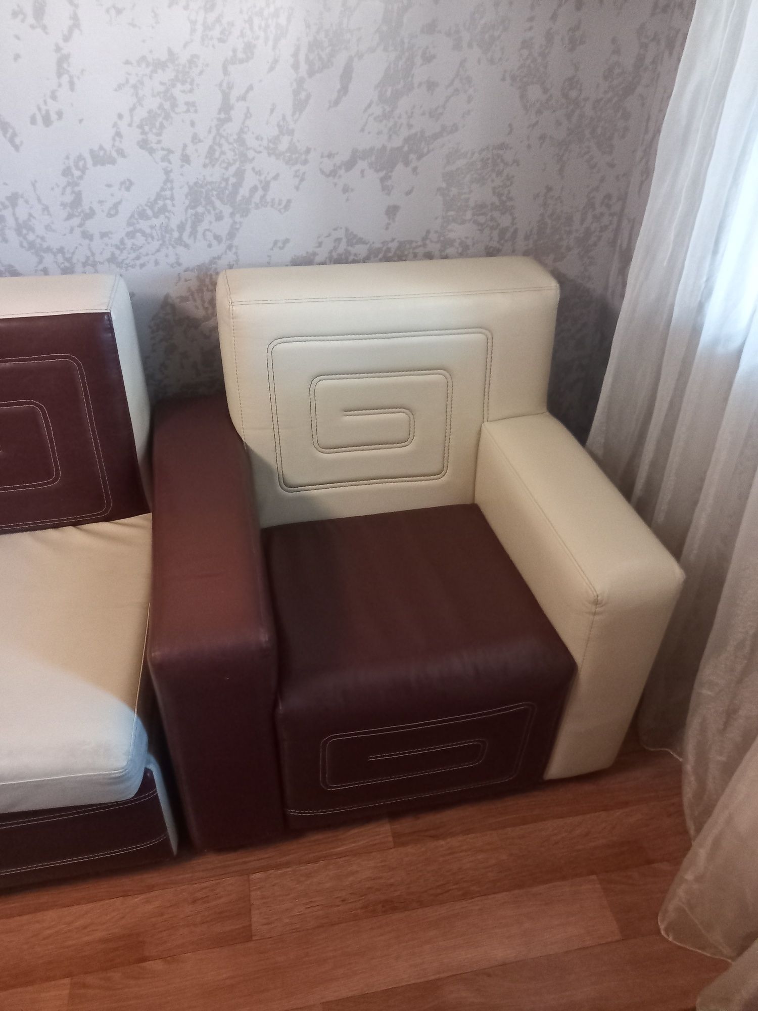 Диван с креслом кожаный