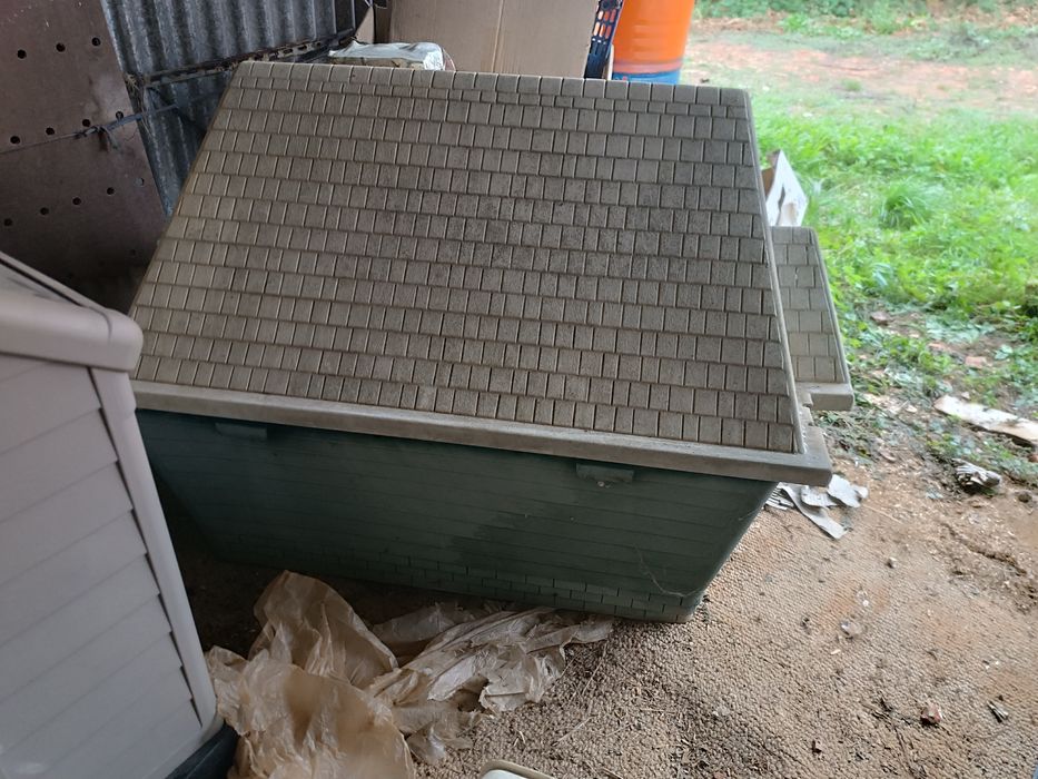 Casota para cães de porte médio ou grande. Resistente e lavávell.