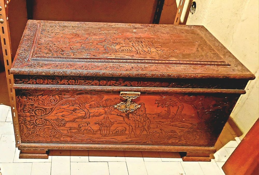 Arca antiga de madeira trabalhada.